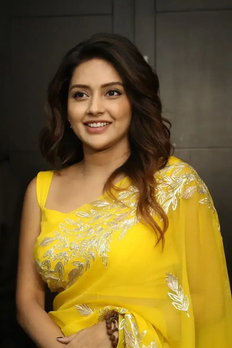 MALAYALAM ACTRESS MAHIMA NAMBIAR IMAGES IN YELLOW SAREE 17